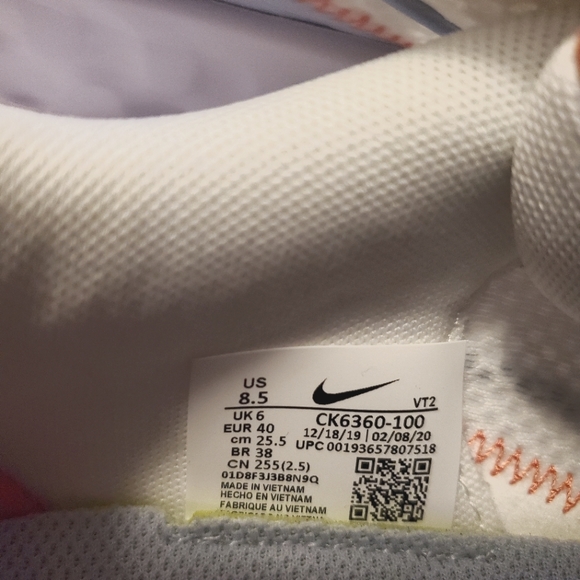 NWOT Nike shoes - Picture 6 of 6